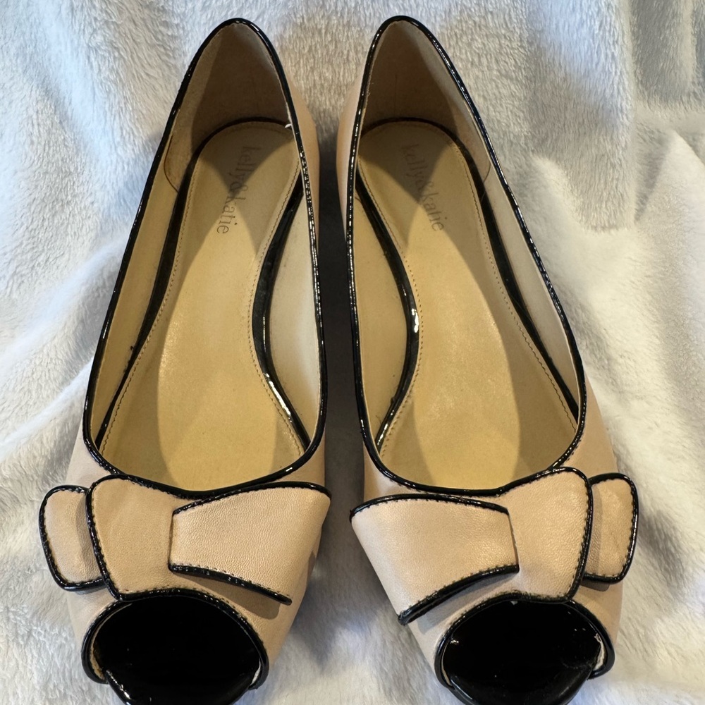 Kelly & Katie Women's Tan and Black Bow wedge